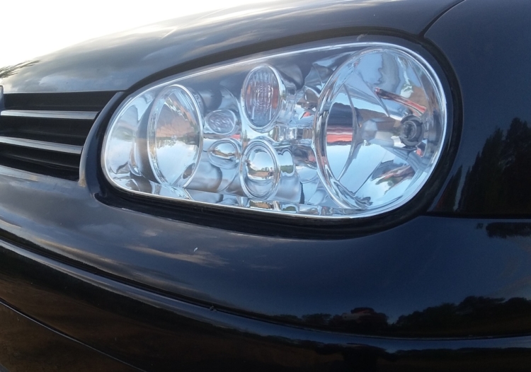 Водителям напомнили о лишении прав за светодиоды в фарах автомобиля