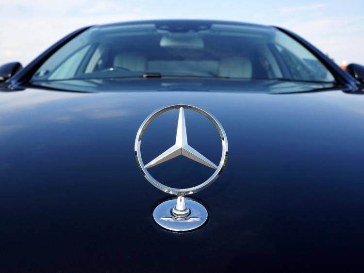 Mercedes-Benz отказывается от скидок, несмотря на падение квартальной прибыли