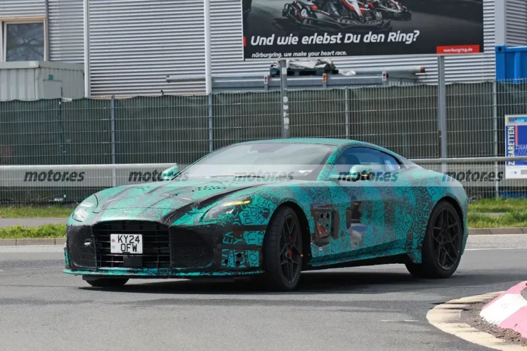 Британский суперкар Aston Martin Vanquish вышел на тесты, готовясь к соревнованию с Ferrari