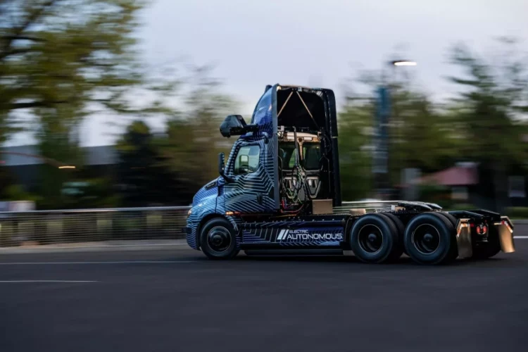 Автономный электрический грузовик Daimler eCascadia намекает на будущее