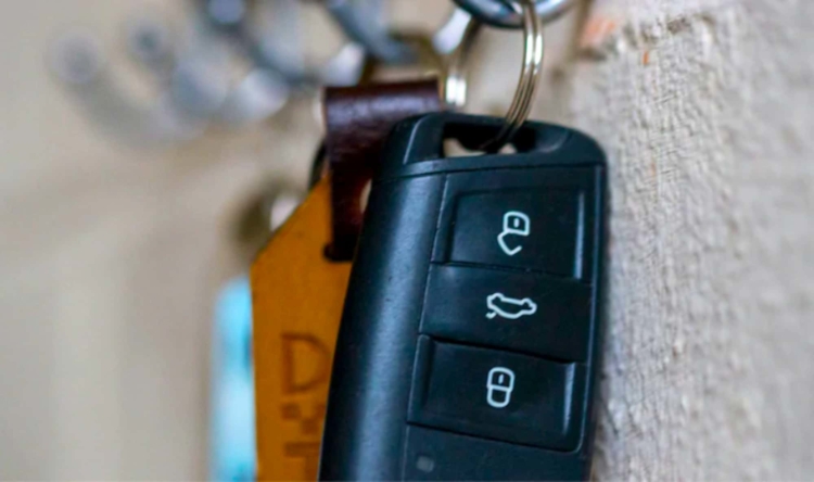 Автовладельцы в США начали прятать брелоки ключей от машин рядом со своими кроватями
