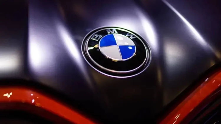 Компания BMW объяснила, почему бензиновые модели лишатся литеры i