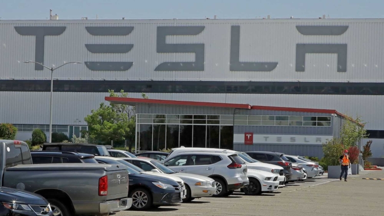 «Я принимал душ на заводе и спал на парковке…» – история уволенного сотрудника Tesla