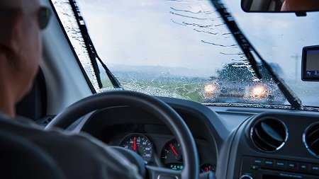Сотрудники ГАИ напомнили водителям об осторожности во время дождя