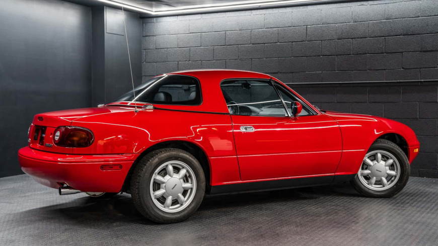 Эта Miata 1990 года выпуска выглядит почти как новая и она продана за 40 000 долларов